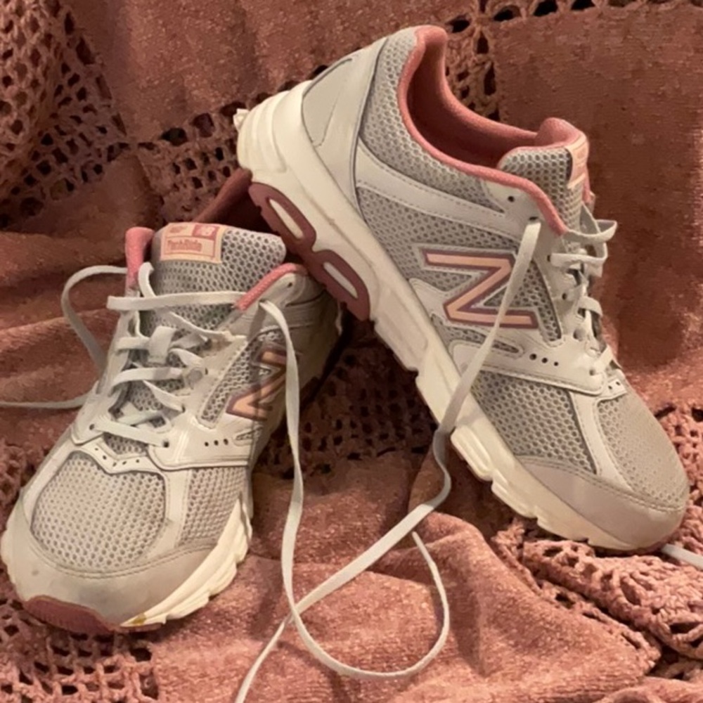 New Balance Sneakers. Size 9.5. Pink/gray. Running shoe